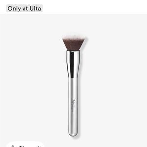 IT Cosmetics Silver and White Makeup Brush. Blurring foundation brush #101